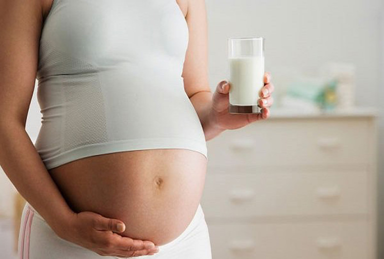 Uống sữa giúp thai nhi có thể phát triển toàn diện cả về thể chất và trí não