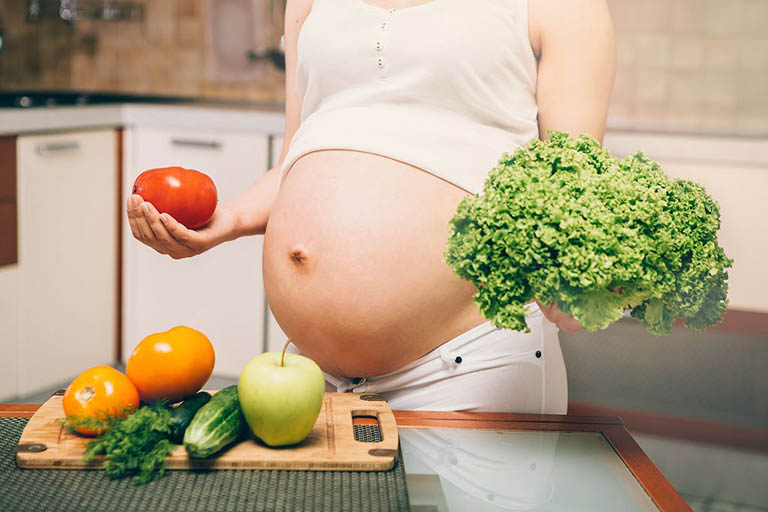 Chế độ ăn uống của mẹ bầu cũng phải đa dạng thực phẩm để đáp ứng đầy đủ dưỡng chất thiết yếu