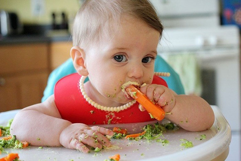 Cho trẻ ăn dặm bằng thực phẩm thô quá sớm là yếu tố làm gia tăng nguy cơ táo bón ở trẻ