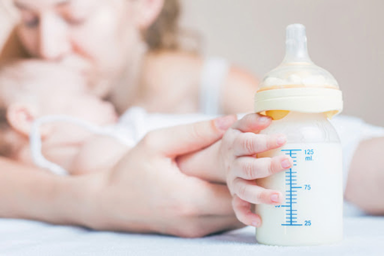 Mẹ bổ sung cho trẻ các loại sữa ngoài phù hợp với độ tuổi và cân nặng của con