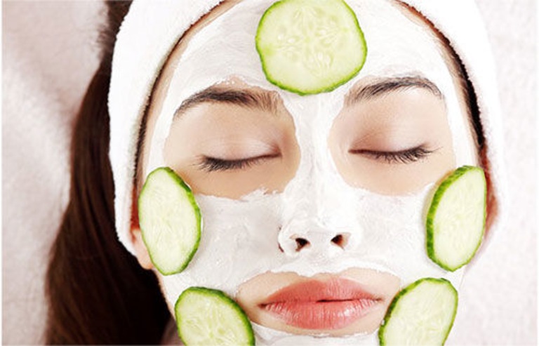 Đắp mặt nạ bằng nguyên liệu tự nhiên giúp cải thiện độ ẩm của làn da