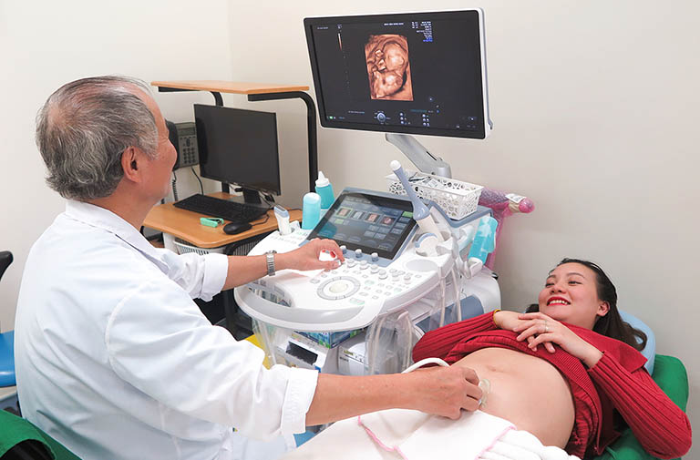 Kỹ thuật siêu âm đo độ mờ da gáy thường sẽ được bác sĩ chuyên khoa thực hiện ngay trên đường bụng của thai phụ