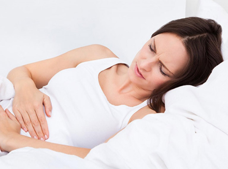 Đau bụng dưới râm ran theo cơn hoặc kéo dài là triệu chứng điển hình của dọa sảy thai
