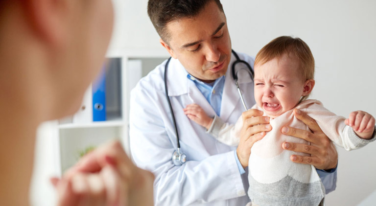 Đưa trẻ đi thăm khám bác sĩ nếu trẻ quấy khóc do táo bón kéo dài nhiều giờ liền