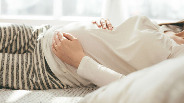 Mẹ bầu không nên nằm ngửa khi mang thai để tránh gây ngạt thở cho thai nhỉ trong bụng