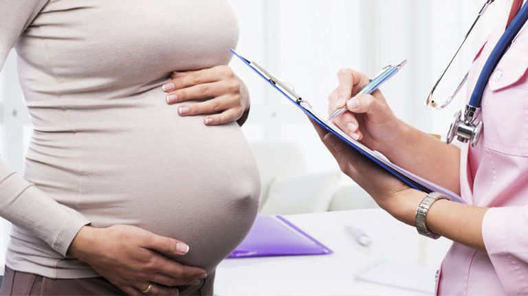 Thai phụ cần chú ý đi khám thai định kỳ theo đúng lịch hẹn của bác sĩ chuyên khoa