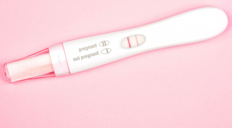 Trường hợp que thử thai có 1 vạch đậm và 1 vạch mờ