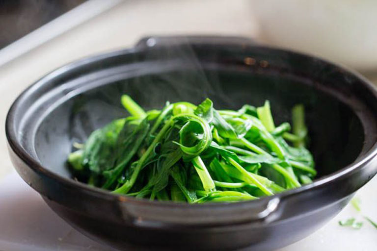 Khi bị đau dạ dày tốt nhất bạn nên ăn rau muống luộc để tránh gây áp lực lên hệ tiêu hóa