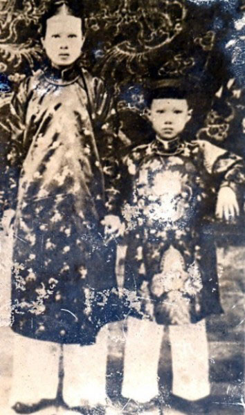 Từ Cung hoàng thái hậu và vua Bảo Đại lúc còn nhỏ (Ảnh tư liệu lịch sử Việt Nam)