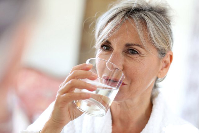 Uống nhiều nước là phương pháp giảm táo bón đơn giản nhất ở người già
