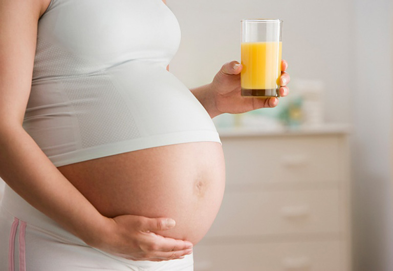 Mẹ bầu nên bổ sung nhiều nước cho cơ thể trong thời gian thai kỳ để tránh tình trạng mất nước