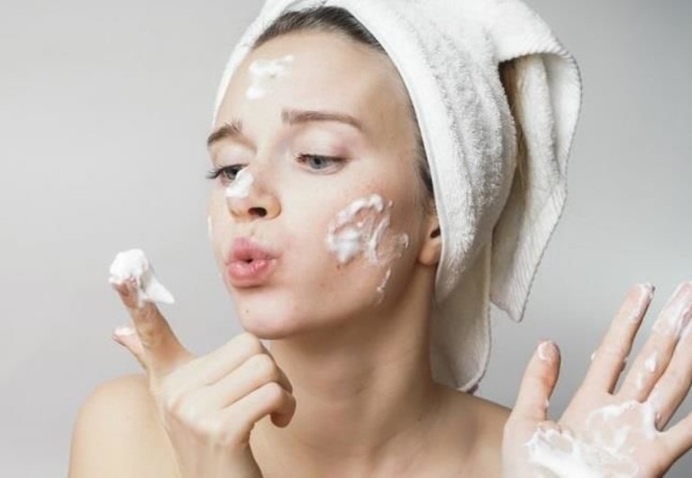 Chú ý vệ sinh da mặt thật sạch sẽ để hỗ trợ điều trị và phòng ngừa mụn quay trở lại