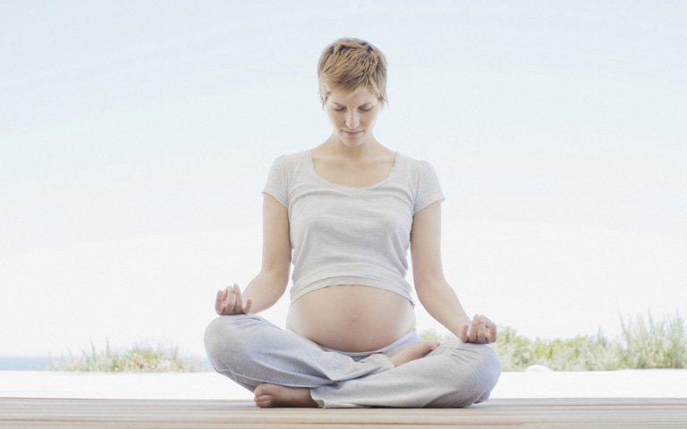 Tập yoga giúp làm tăng sự gắng kết tình cảm của mẹ và thai nhi bên trong bụng