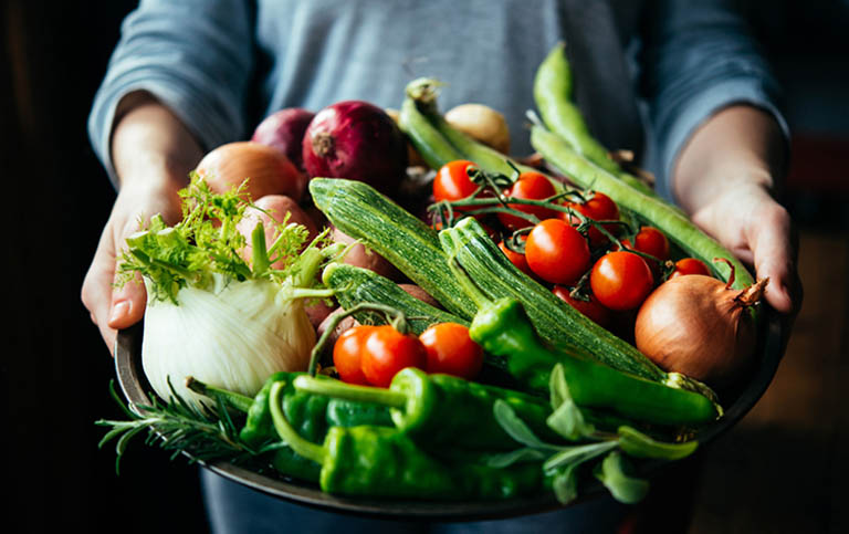 Ăn nhiều rau xanh và trái cây tươi giúp tăng cường sức đề kháng da và ngừa mụn