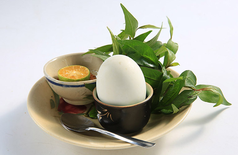 Trứng vịt lộn luộc có cách chế biến đơn giản và dễ sử dụng