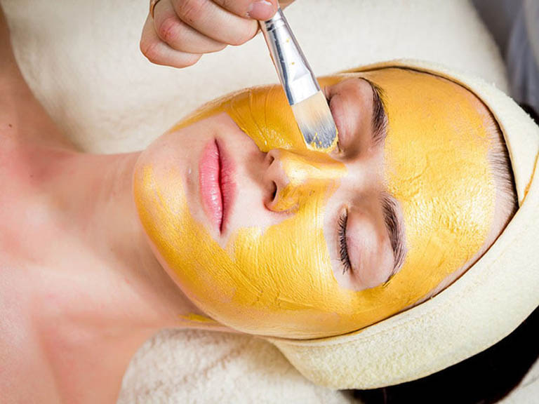 Đắp mặt nạ nghệ tươi và nước cốt quất giúp cải thiện tình trạng mụn trên da