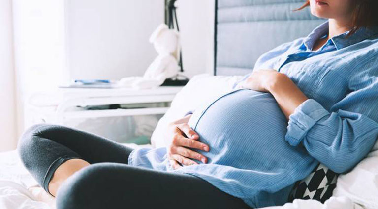 Nồng độ nội tiết tố thay đổi trong thời gian thai kỳ sẽ khiến mẹ bầu có nguy cơ bị mụn thịt quanh mắt
