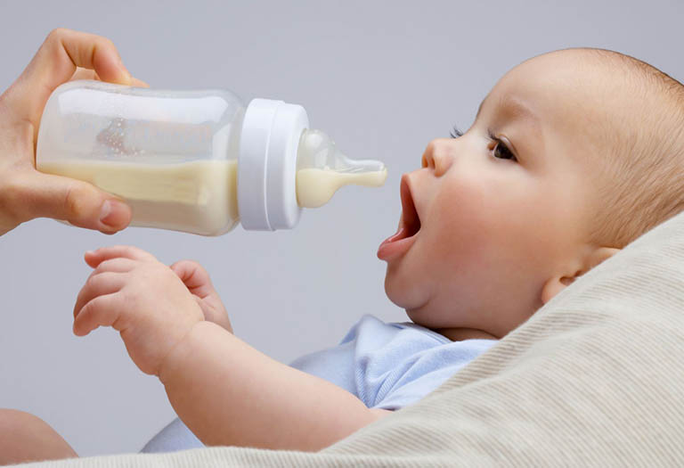 Những trẻ sử dụng sữa công thức thường xuyên mắc chứng táo bón