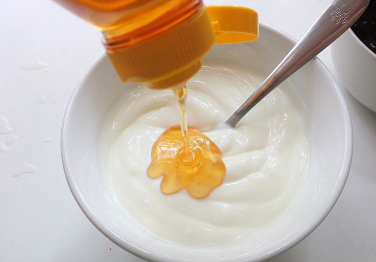 sữa chua và mật ong trị tàn nhang