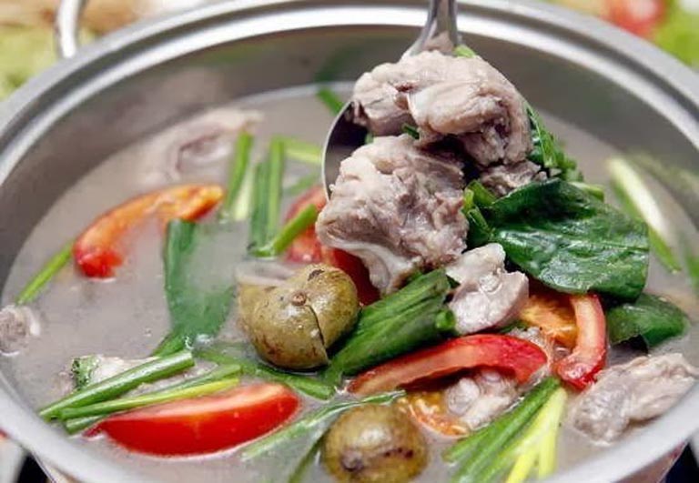 Chế biến món canh sung xanh nấu lòng lợn sử dụng trong bữa ăn hàng ngày