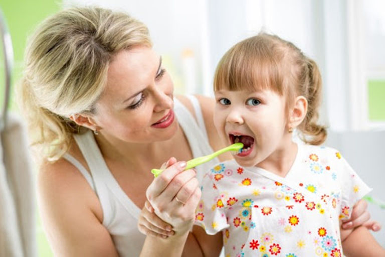Bố mẹ nên tập cho bé thói quen vệ sinh răng miệng đúng cách 
