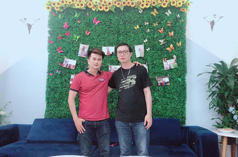 Chuyên gia tâm lý trị liệu Nguyễn Đức Chính (bên trái) và khách hàng Nguyễn Hùng Sơn